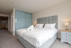 Square Green - No 13 Balcony