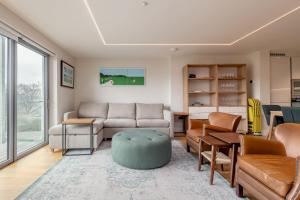 Square Green - No 13 Balcony