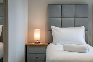 Square Green - No 13 Balcony