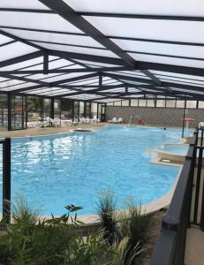 Maisons de vacances Bungalow convivial a Saint-Arnoult avec piscine : photos des chambres