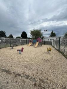 Maisons de vacances Bungalow convivial a Saint-Arnoult avec piscine : photos des chambres