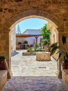 Antama Living, Luxe Stonehouse with Pool & BBQ - Melidhónion