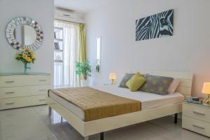 Spacious Penthouse w Side Sea View