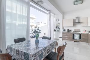 Spacious Penthouse w Side Sea View