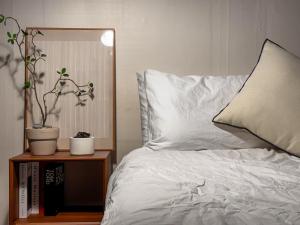 Middle of Hongdae and Gangnam with green line