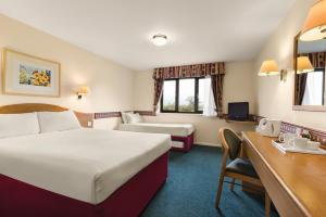 Family Room room in Days Inn Michaelwood M5