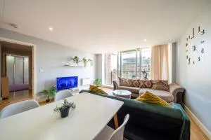 Chic Lakeside Apartment w Free Parking Near ExCel - North Woolwich