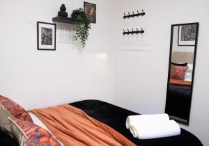 Gloucester Apartments x 3 FREE Parking & short walk to the University & Hospital