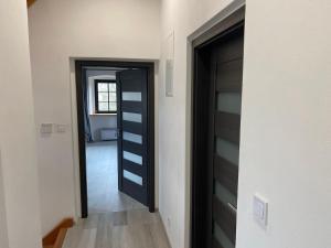 Homeland - krásný pokoj s manželskou a dětskou postelí