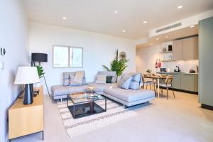 Enchanting One-Bedroom Apartment on 25th Floor