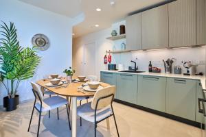 Enchanting One-Bedroom Apartment on 25th Floor