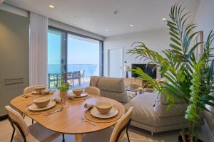 Enchanting One-Bedroom Apartment on 25th Floor