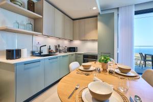 Enchanting One-Bedroom Apartment on 25th Floor