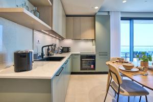 Enchanting One-Bedroom Apartment on 25th Floor