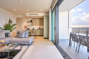 Enchanting One-Bedroom Apartment on 25th Floor