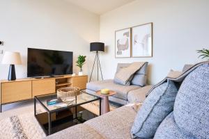 Enchanting One-Bedroom Apartment on 25th Floor