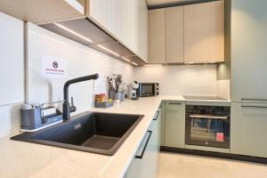 Enchanting One-Bedroom Apartment on 25th Floor