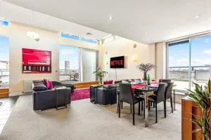 City centre Luxury penthouse with balcony, terrace & free parking - Lutterworth