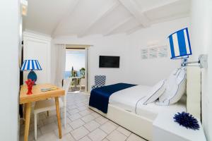 Deluxe Double Room with Terrace and Sea view  room in B&B Al Pesce D'Oro