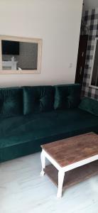 Przystań parking ogródek blisko jeziora i mariny dla jachtów