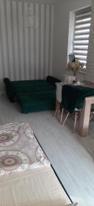 Przystań parking ogródek blisko jeziora i mariny dla jachtów