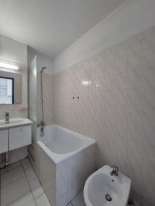 Appartements Les Hauts de Balaruc studio ou T2, renoves , climatises, vue panoramique, parking : photos des chambres