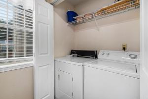 Lakeside Laziness 28-4 By SDC, Big Deck, Pool, Hot Tub, Pets Ok, Resort On Lake