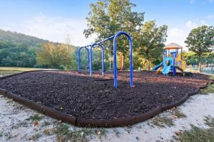 Lakeside Laziness 28-4 By SDC, Big Deck, Pool, Hot Tub, Pets Ok, Resort On Lake