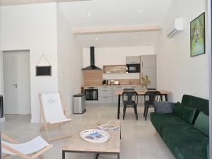 Maisons de vacances Maison plain pied avec parking et climatisation a Saint-Vivien - FR-1-706-35 : photos des chambres