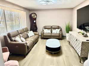 Delightful 3 Bd Home with King size bed, hot tub, playground!