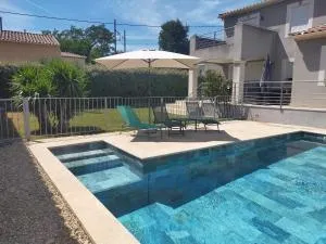 Joli studio piscine climatisé - 莱斯安格尔斯