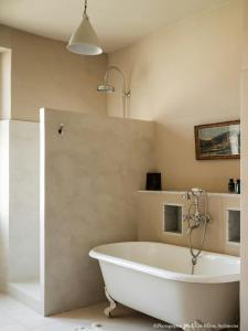 Maisons de vacances Historic Mansion In The Heart Of Provence : photos des chambres