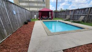 Stylish Home Private Pool, King Bed & Garage