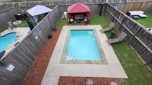 Stylish Home Private Pool, King Bed & Garage