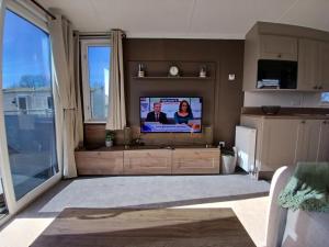 Serenity - Luxury Hot Tub, Sunnymede, Fantasy Island, Caravan with Ramped Access, Parking, Dog Friendly - East Coast Holidays