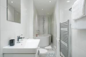 Spacious 2bed flat free parking and garden