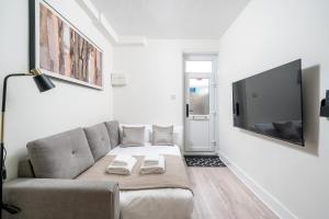 Spacious 2bed flat free parking and garden