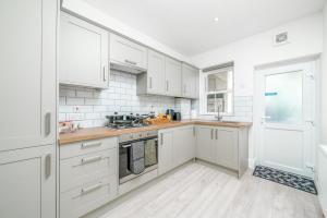 Spacious 2bed flat free parking and garden