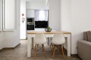 Red Door Flat by Trip2Portugal