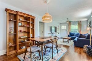 At S. Broadway An Artsy Bungalow Close to DU And Cherry Hills