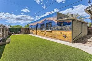 At S. Broadway An Artsy Bungalow Close to DU And Cherry Hills