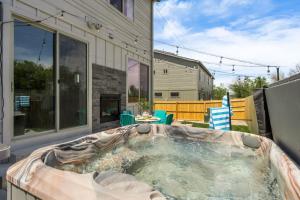 Accomodate 24 Guests with 2 Rooftops and 2 Hot Tubs and 2 Game Rooms
