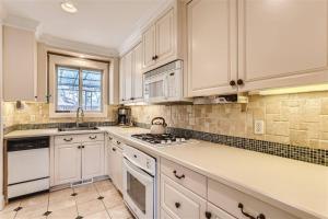 Single Story Denver Ranch Close to DU And Wash Park And DTC