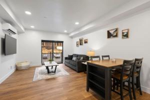 Modern Condo with Incredible Mountain Back207