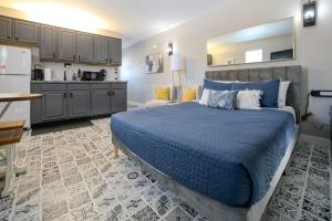 Corner, Top Floor, Fall Creek, Convenient to 76