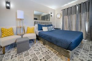 Corner, Top Floor, Fall Creek, Convenient to 76