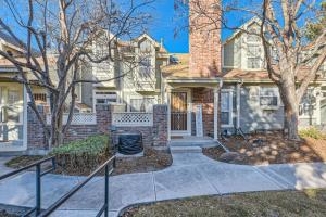 Pet Friendly Townhome WIth A Fireplace And A King Bed In Littleton