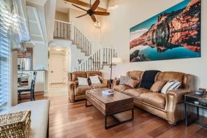 Pet Friendly Townhome WIth A Fireplace And A King Bed In Littleton
