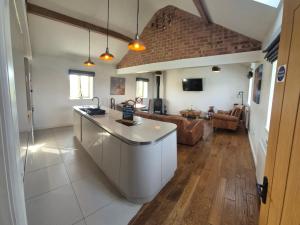 Bowland Breaks- The Shippon Luxury Holiday Let, Luxury Barn Escape with Optional Hot Tub, Log Burner,Comfy Beds, and Views