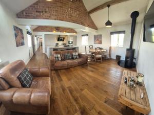 Bowland Breaks- The Shippon Luxury Holiday Let, Luxury Barn Escape with Optional Hot Tub, Log Burner,Comfy Beds, and Views